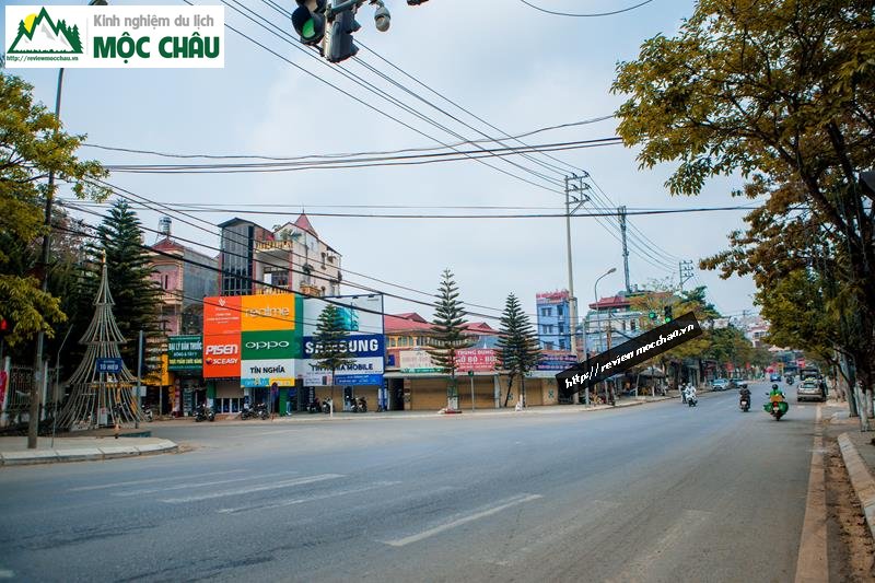 Trung tâm thị trấn Mộc Châu vắng vẻ nhiều cửa hàng đóng cửa